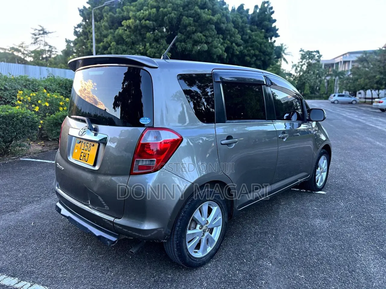 Toyota Ractis 2009 Gray