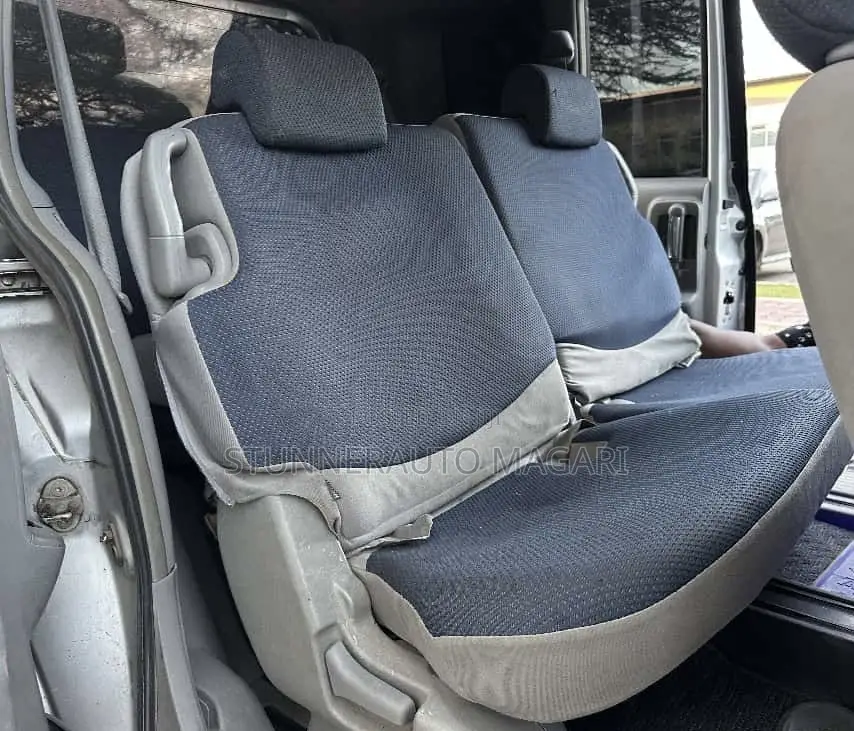 Toyota Sienta 2005 Silver