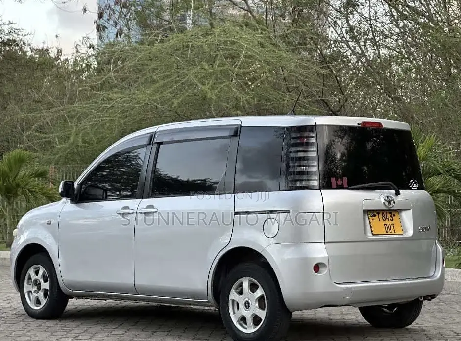 Toyota Sienta 2005 Silver