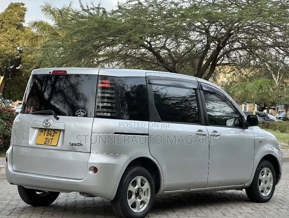 Toyota Sienta 2005 Silver