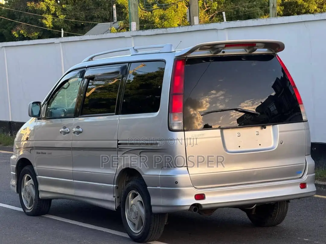 Toyota Noah 2.0 AWD (8 Seater) 2002 Silver