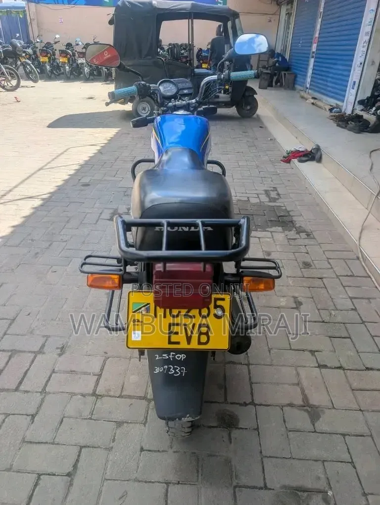 Honda CB 2025 Blue