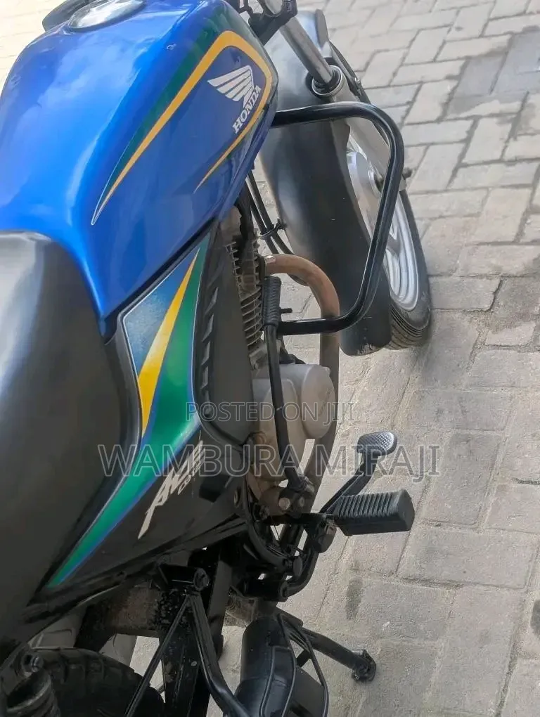 Honda CB 2025 Blue