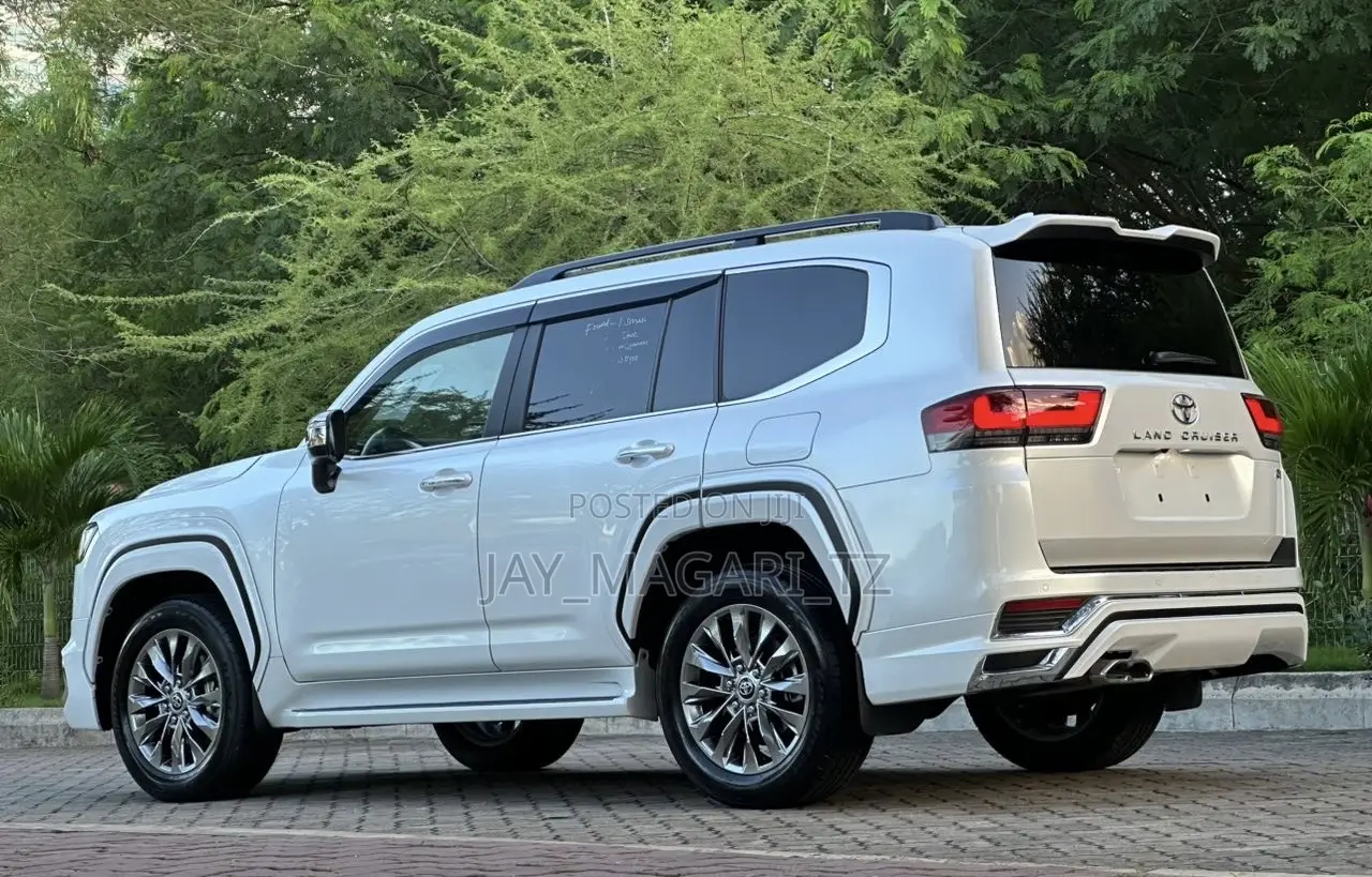 Toyota Land Cruiser 2023 White