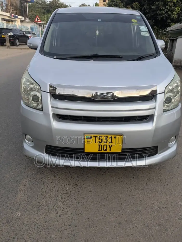 Toyota Noah 2009 Silver