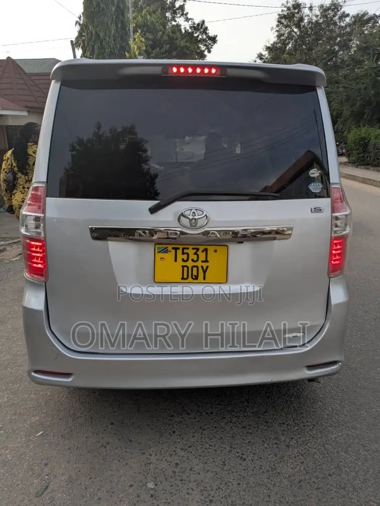 Toyota Noah 2009 Silver