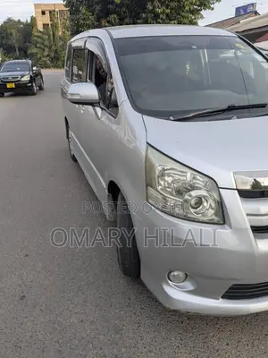 Toyota Noah 2009 Silver