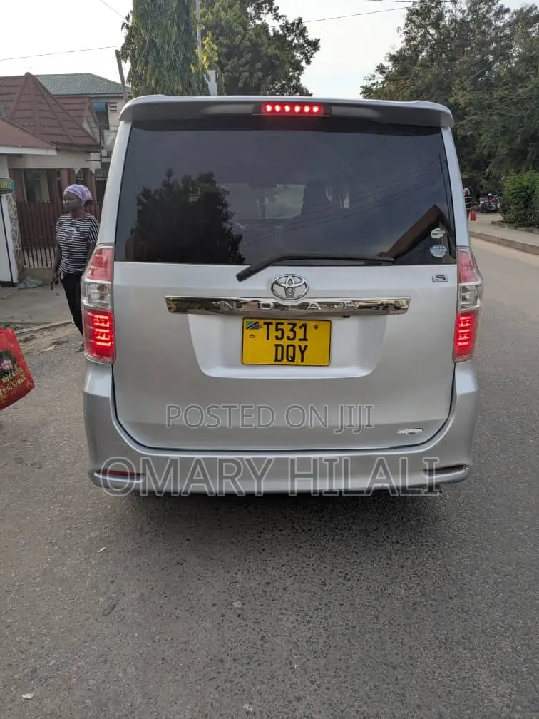 Toyota Noah 2009 Silver