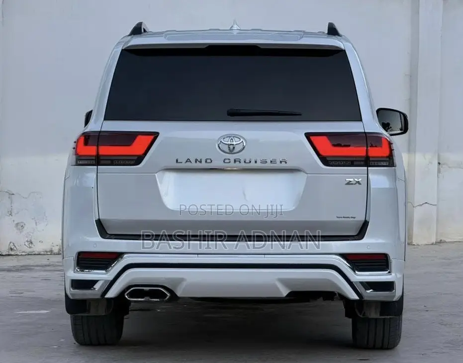 Toyota Land Cruiser LC300 2024 White