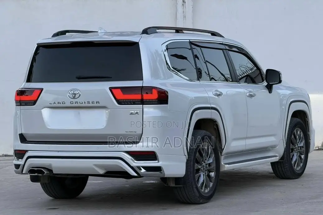 Toyota Land Cruiser LC300 2024 White