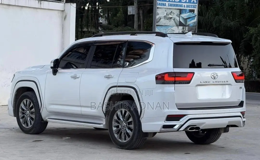 Toyota Land Cruiser LC300 2024 White