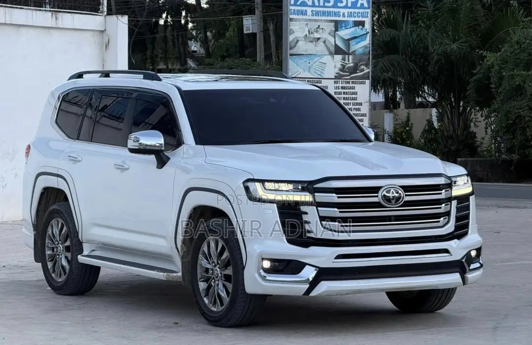 Toyota Land Cruiser LC300 2024 White