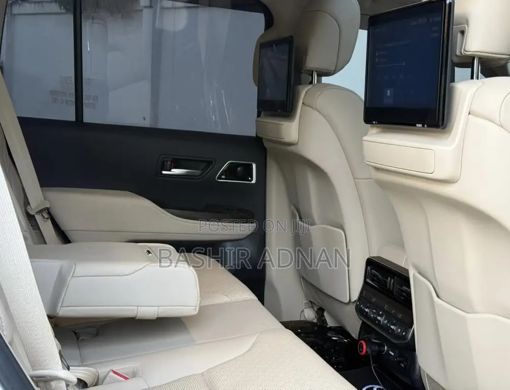Toyota Land Cruiser LC300 2024 White