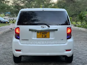 Toyota Corolla Rumion Hatchback 1.5 FWD 2008 White