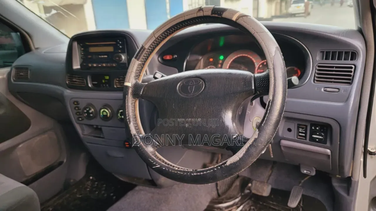 Toyota Noah 2002 Silver