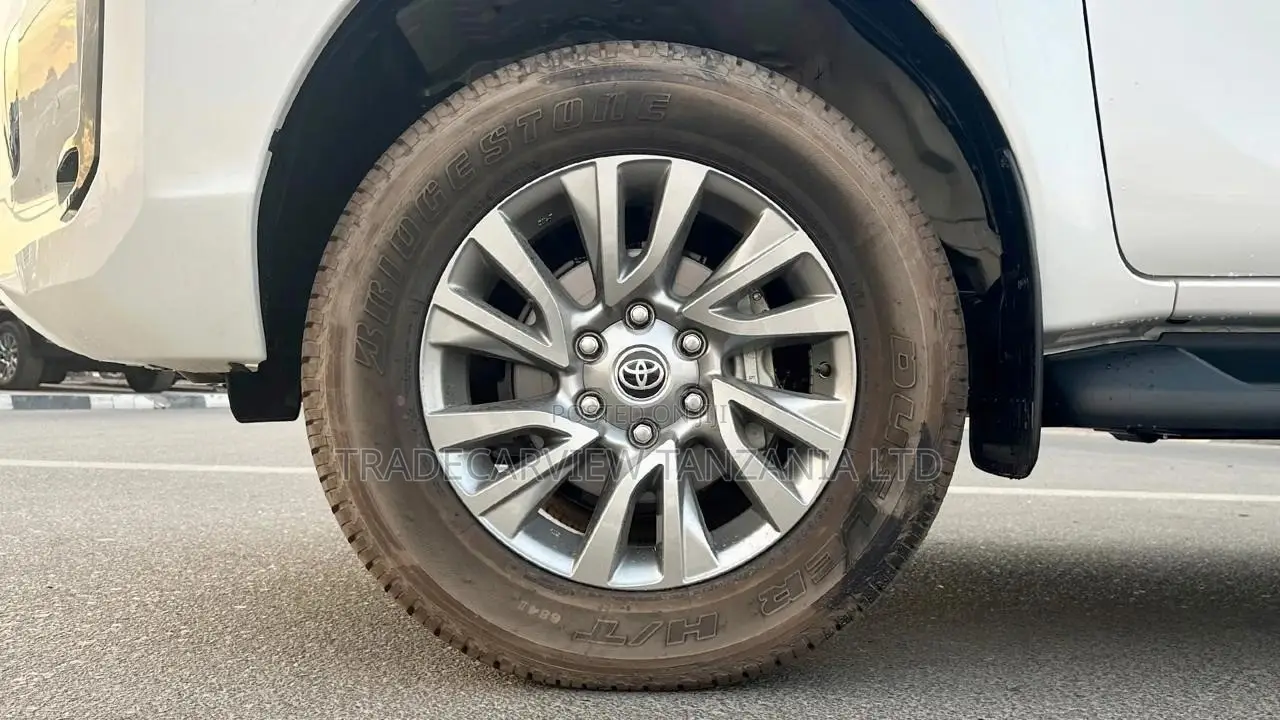 New Toyota Hilux 2025 Pearl