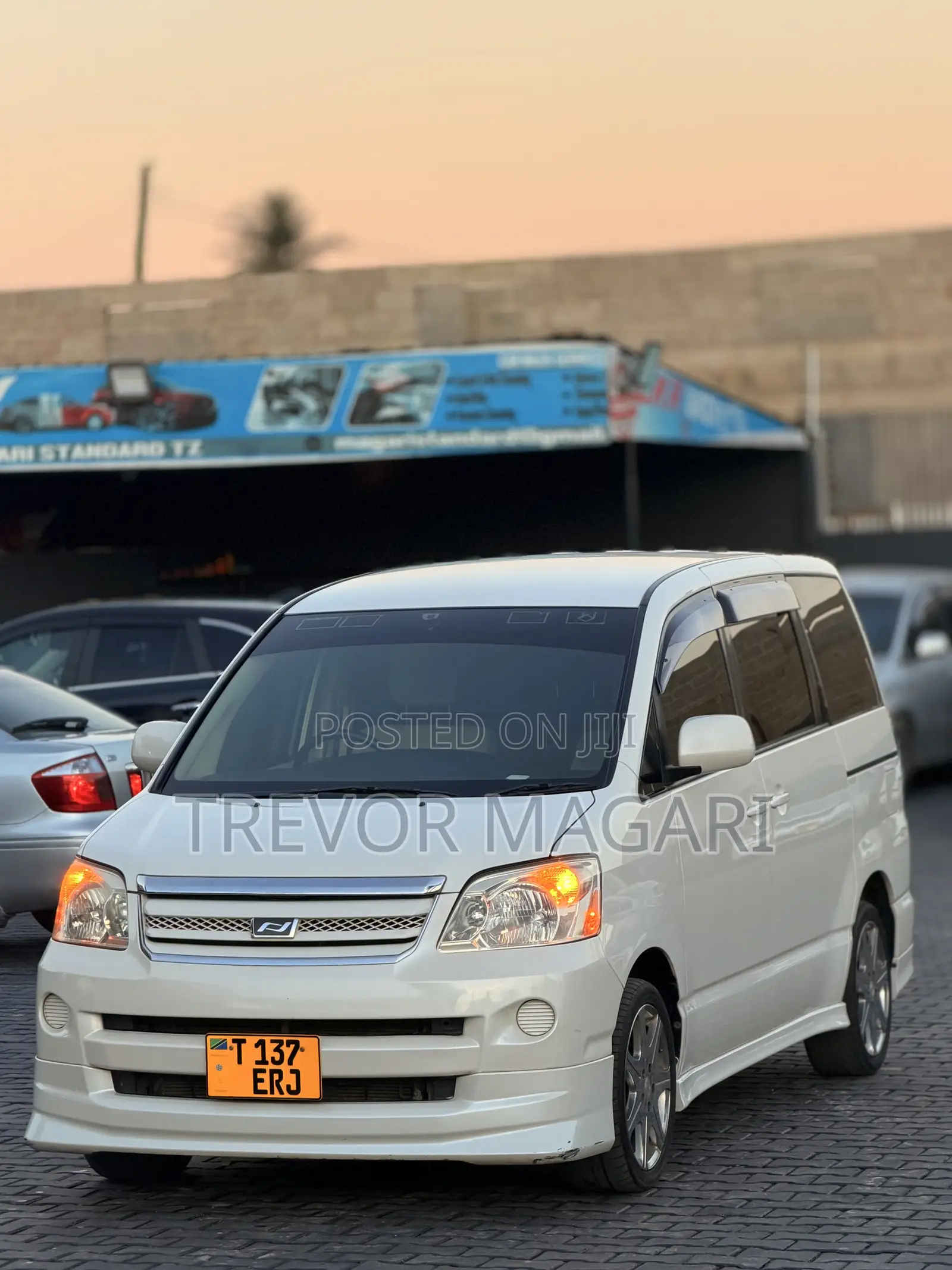 Toyota Noah 2005 White