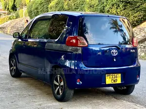 Toyota Porte 2004 Blue