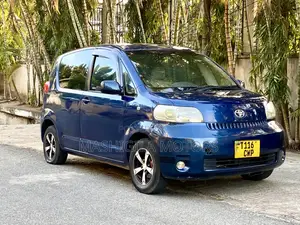 Toyota Porte 2004 Blue