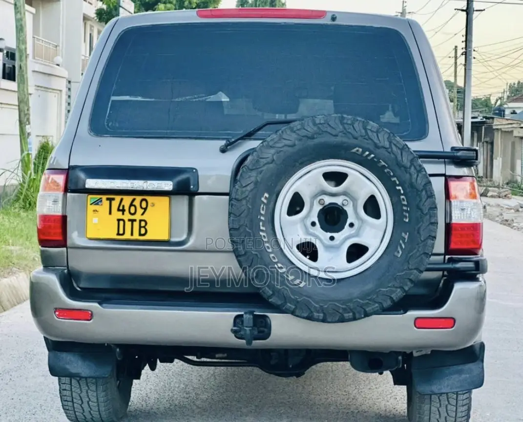 Toyota Land Cruiser 2006 Gray