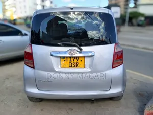Toyota Ractis 2010 Silver
