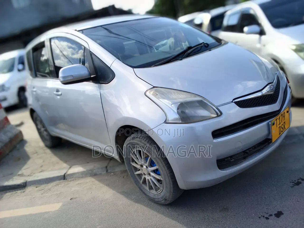 Toyota Ractis 2010 Silver