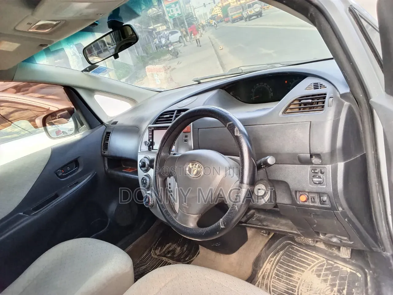 Toyota Ractis 2010 Silver