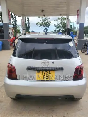 Toyota IST 2004 Silver