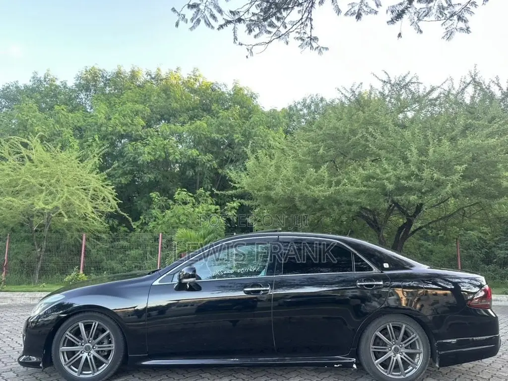Toyota Crown 2010 Black