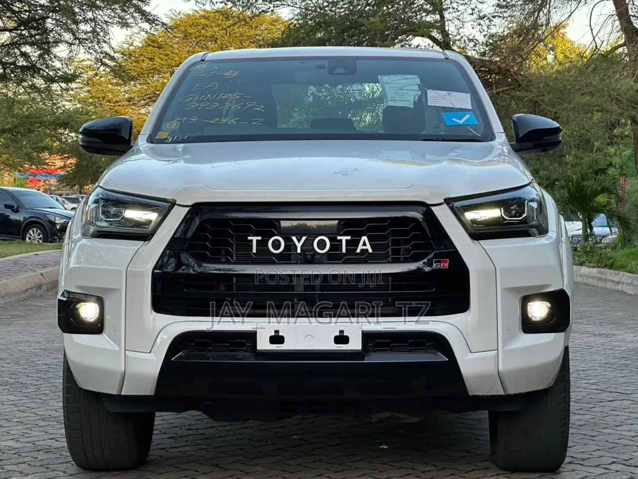 Toyota Hilux 2022 White