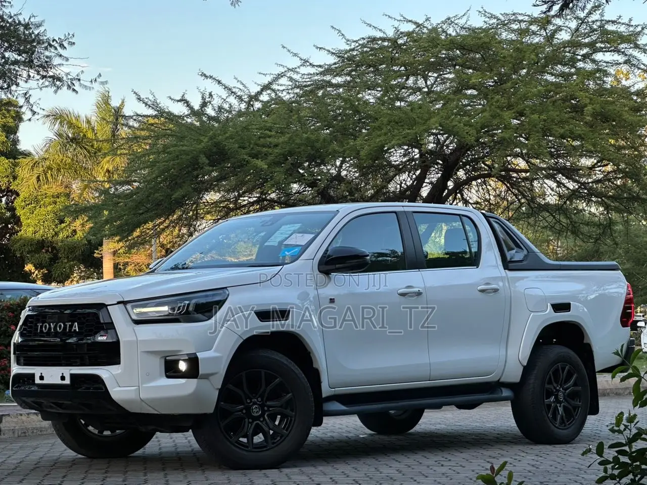 Toyota Hilux 2022 White