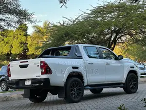 Toyota Hilux 2022 White