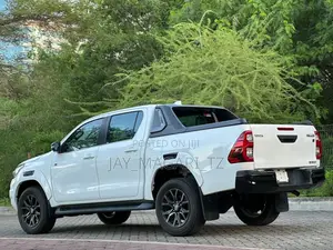 Toyota Hilux 2022 White