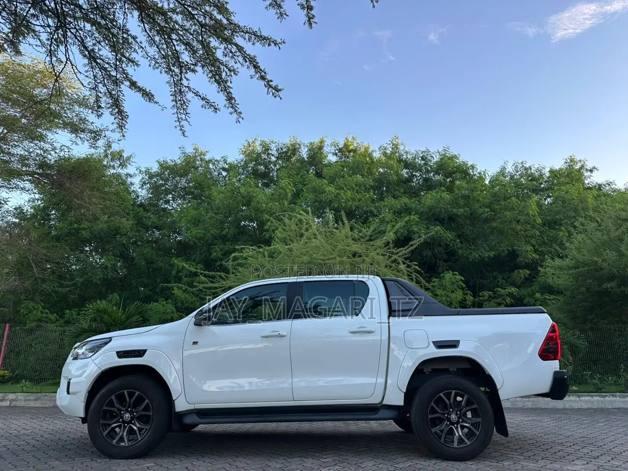 Toyota Hilux 2022 White