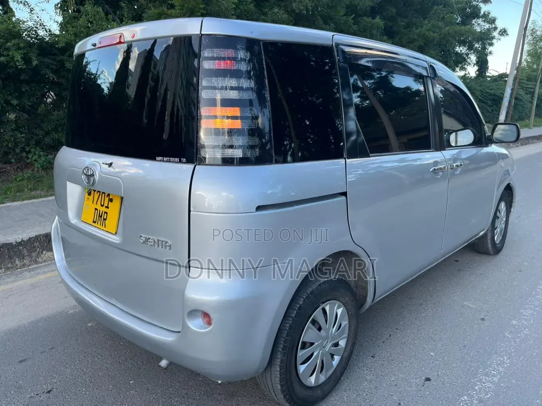 Toyota Sienta 2005 Silver