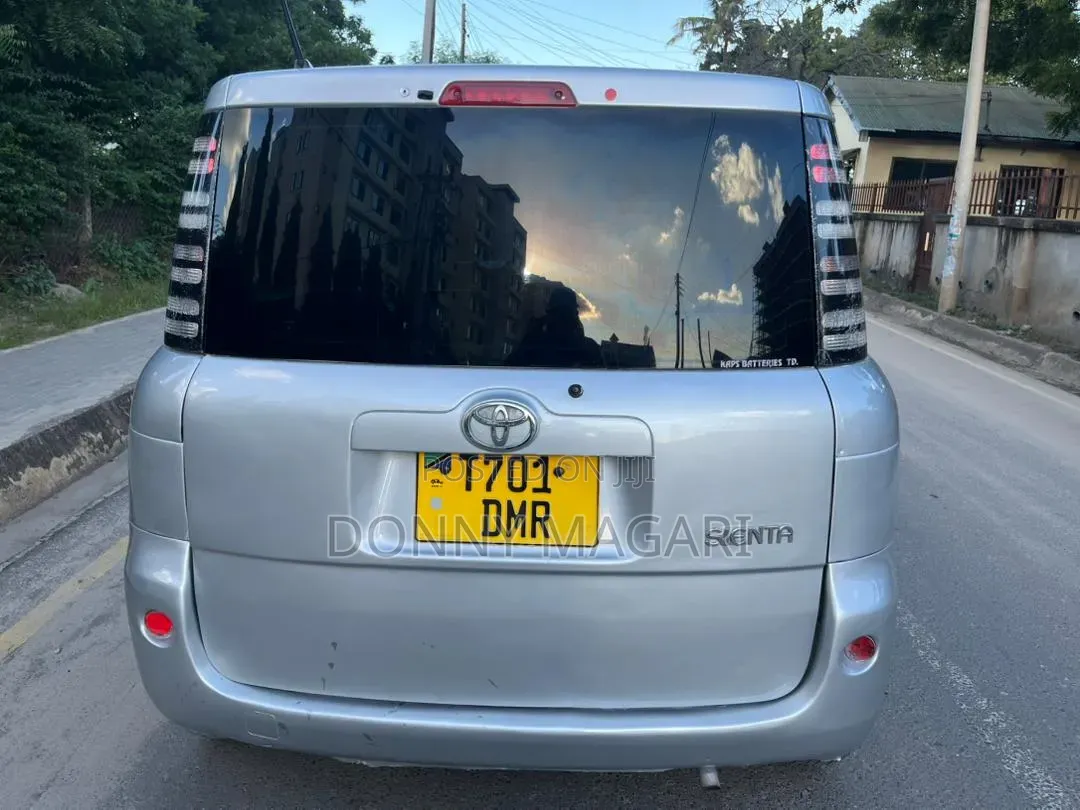 Toyota Sienta 2005 Silver