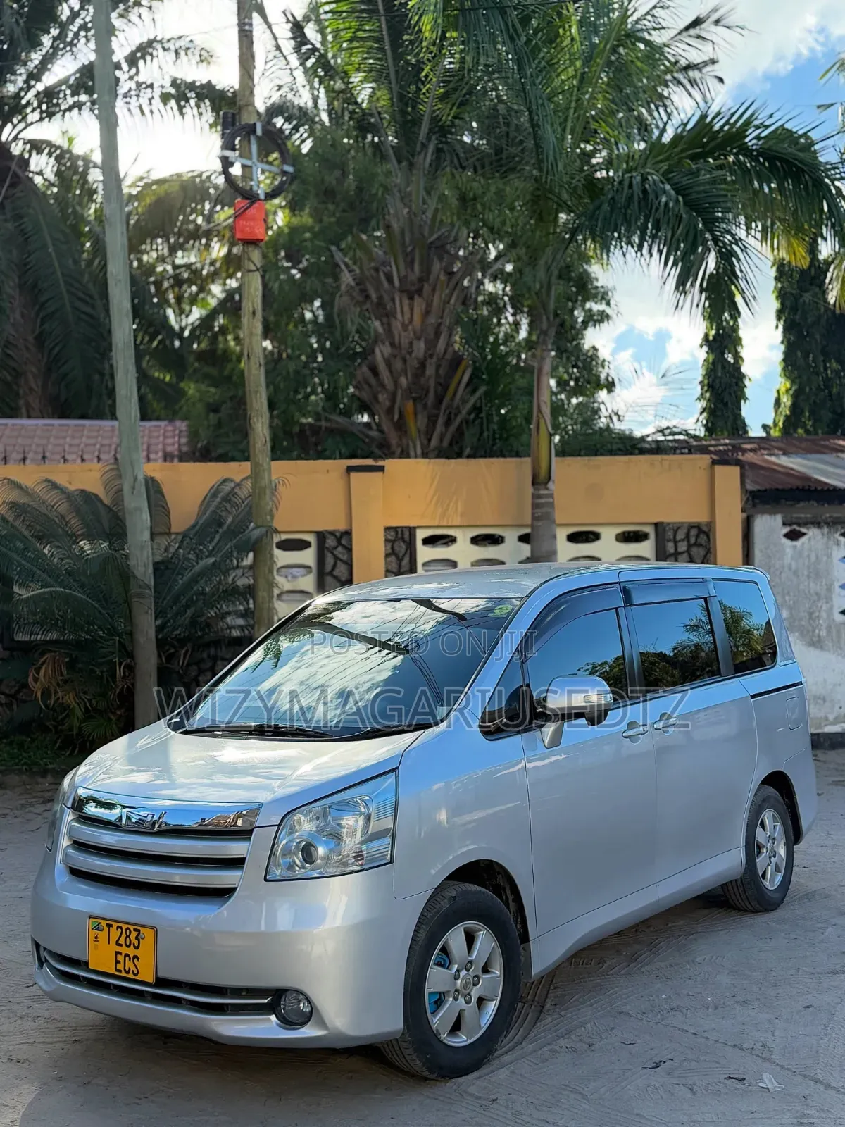 Toyota Noah 2009 Silver