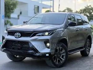 Toyota Fortuner 2023 Silver