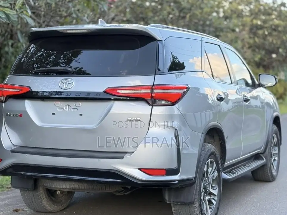 Toyota Fortuner 2023 Silver