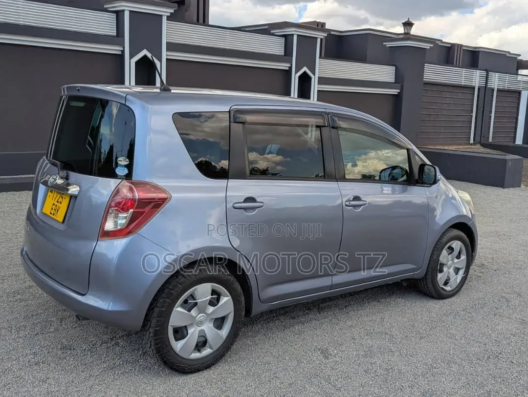Toyota Ractis 1.3 FWD 2008 Gray