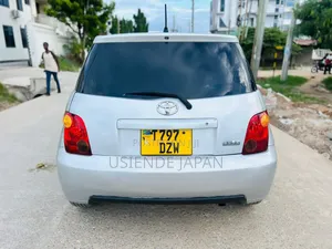 Toyota IST 2004 Silver