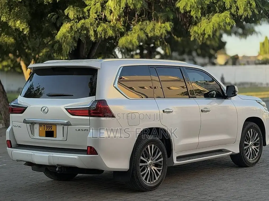 Lexus LX 2018 White