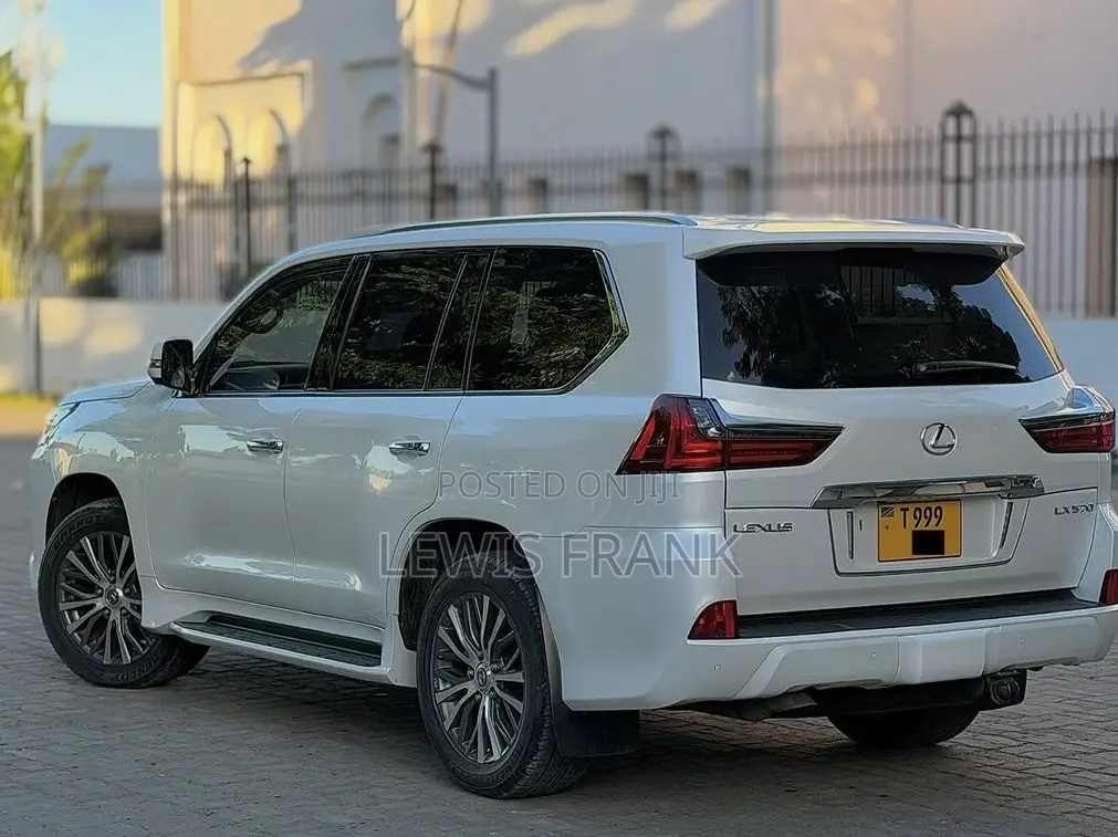 Lexus LX 2018 White