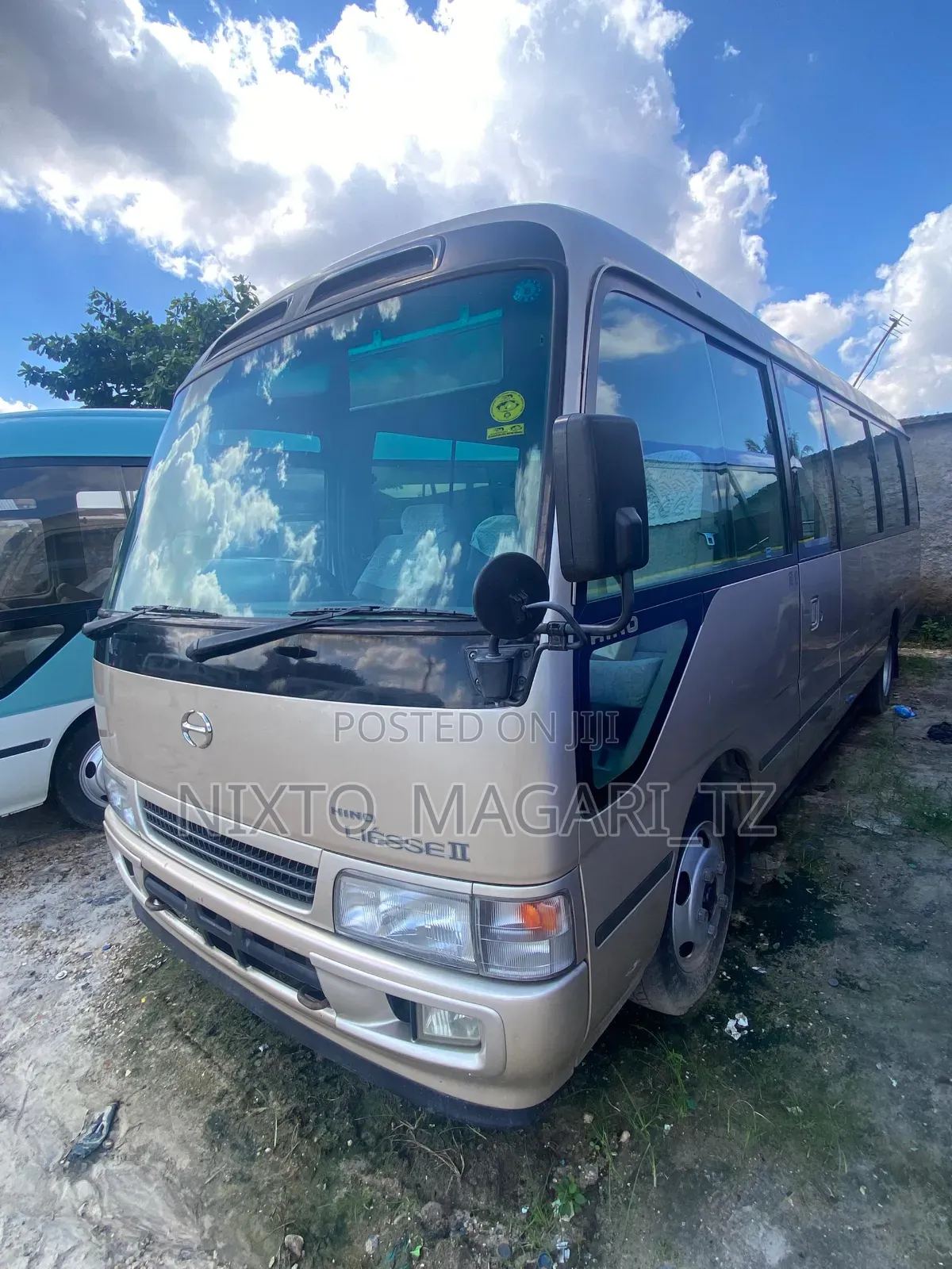 Hino Dutro 2011 Silver