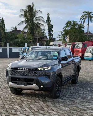 New Toyota Hilux 2025 Gray
