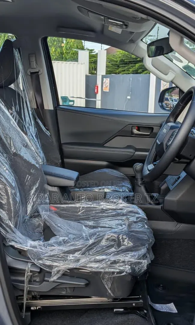 New Toyota Hilux 2025 Gray