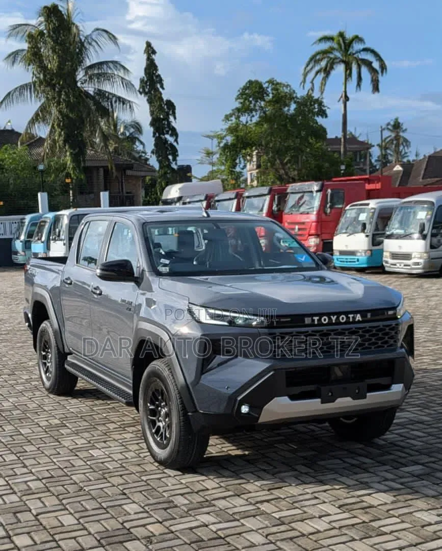 New Toyota Hilux 2025 Gray