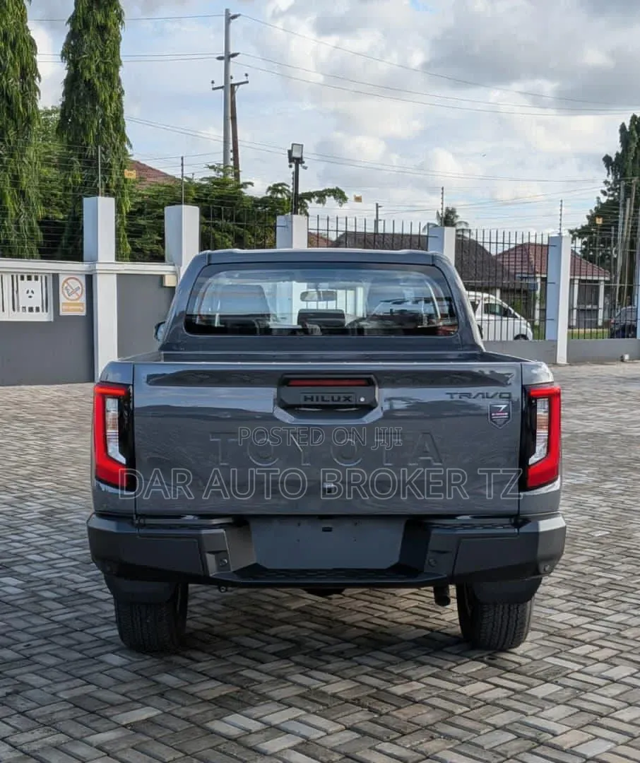 New Toyota Hilux 2025 Gray