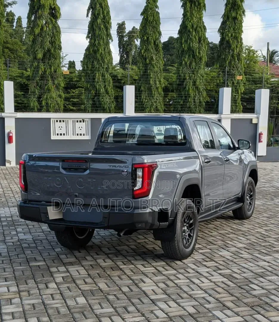 New Toyota Hilux 2025 Gray