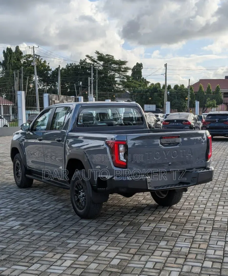 New Toyota Hilux 2025 Gray